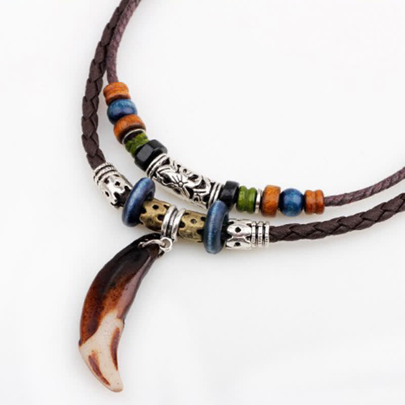 Collana con ciondolo etnica con motivo a denti di lupo e perline, simbolo della ricchezza