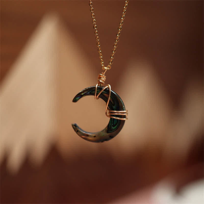 Buddha Stones Collana con ciondolo a forma di mezzaluna in pietra naturale Tridacna Benedizione