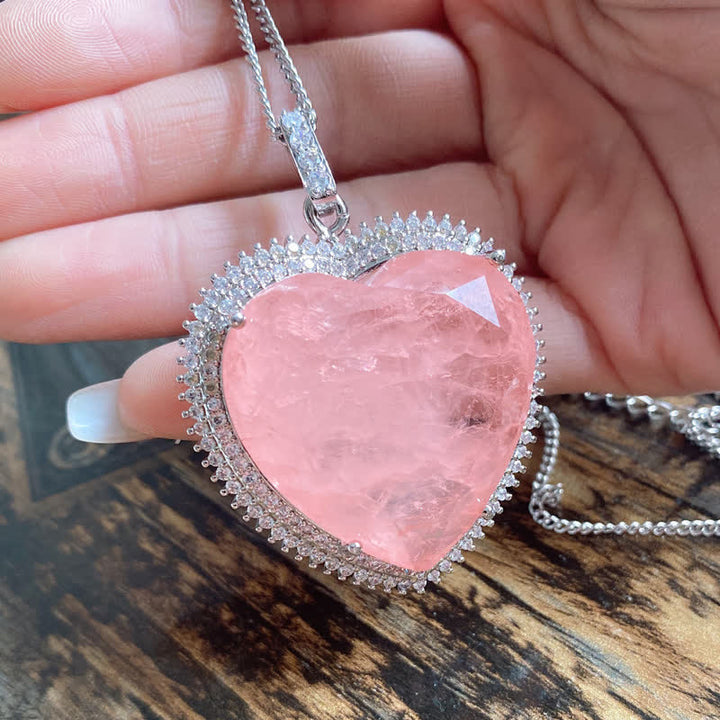 Collana con ciondolo a forma di cuore con cristalli di quarzo rosa e Buddha Stones