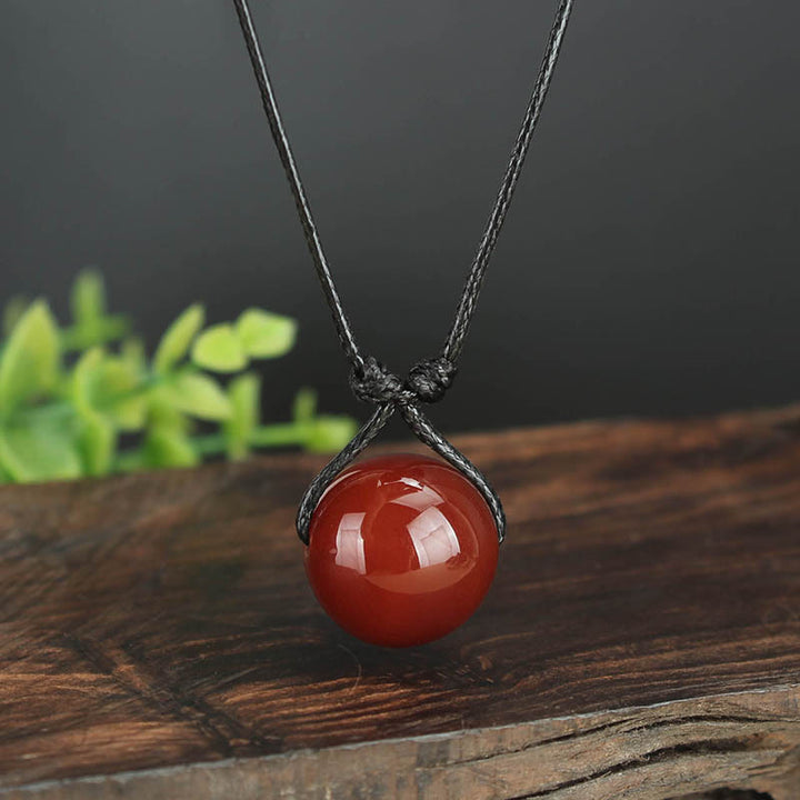 Collana con ciondolo in corda di pelle con perline di agata rossa e Buddha Stones