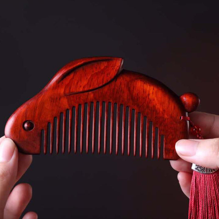 Pettine lenitivo a forma di coniglietto con piccola foglia di sandalo rosso e scatola regalo