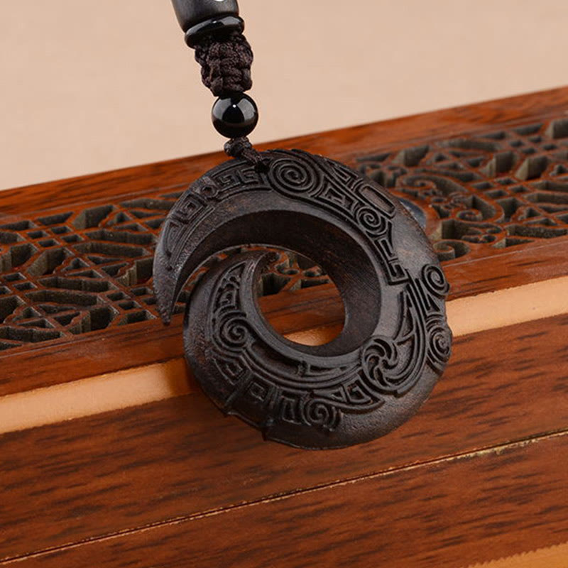 Buddha Stones Piccola foglia Sandalo rosso Legno di ebano La fortuna di una persona migliora Design Modello Protezione Collana Pendente