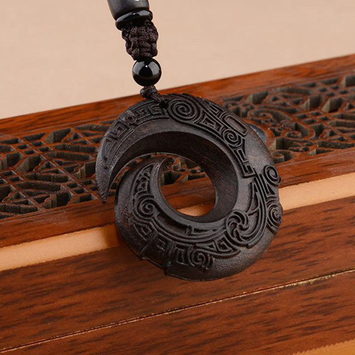 Buddha Stones Piccola foglia Sandalo rosso Legno di ebano La fortuna di una persona migliora Design Modello Protezione Collana Pendente