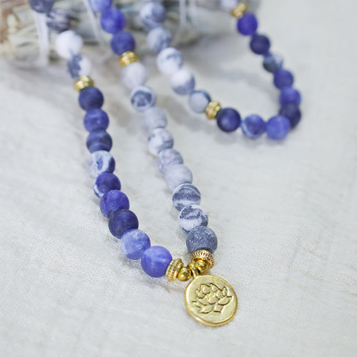 Buddha Stones 108 Braccialetto con ciondolo di loto in perline di Mala in diaspro Picasso naturale e pietra blu
