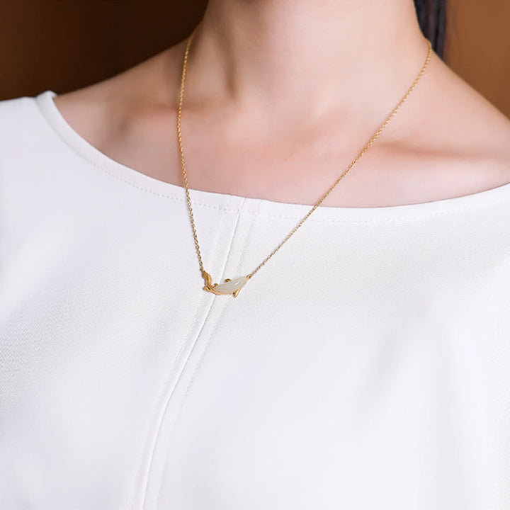 Collana con ciondolo portafortuna a forma di delfino in giada bianca in argento sterling 925 Buddha Stones