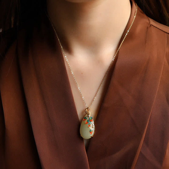 Collana con ciondolo a forma di pavone in giada bianca con catena di protezione