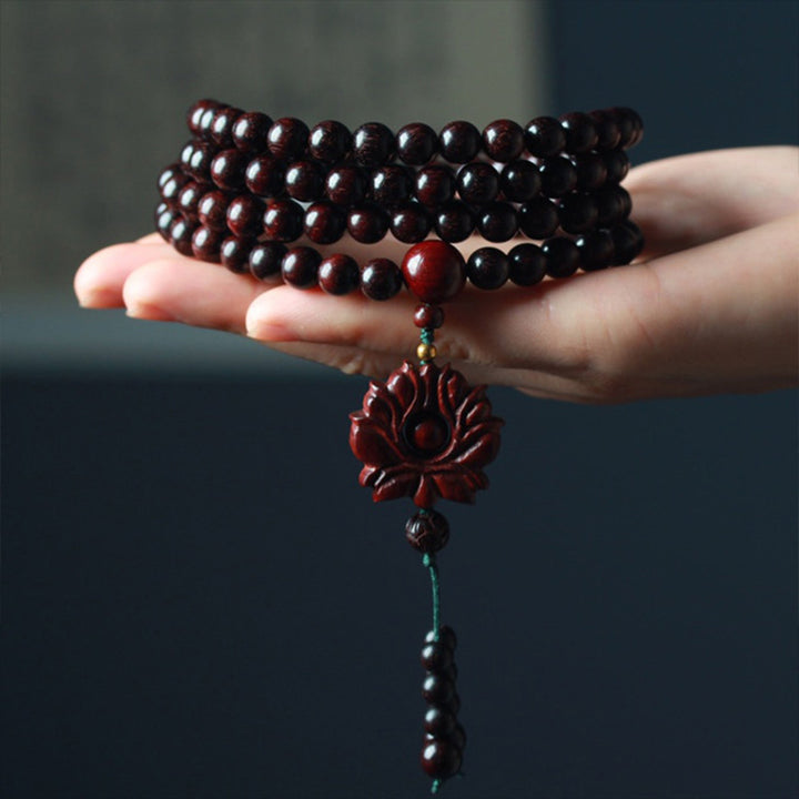 Braccialetto di equilibrio Mala di loto in legno di sandalo rosso con piccole foglie tibetane Buddha Stones