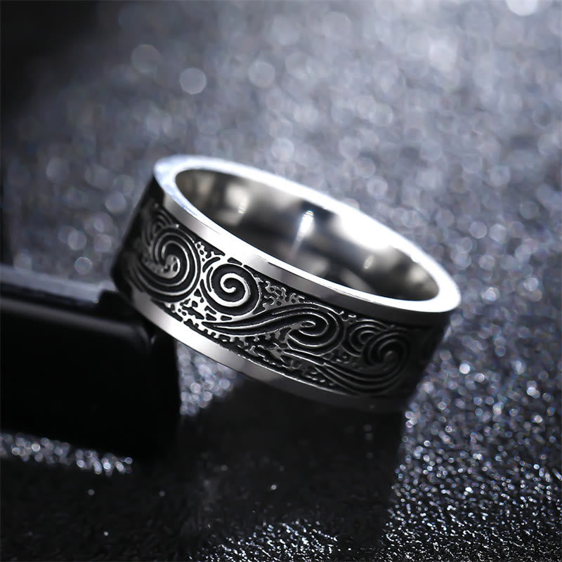 Anello in acciaio al titanio con motivo inciso a onde vintage e nuvole di buon auspicio - image 1