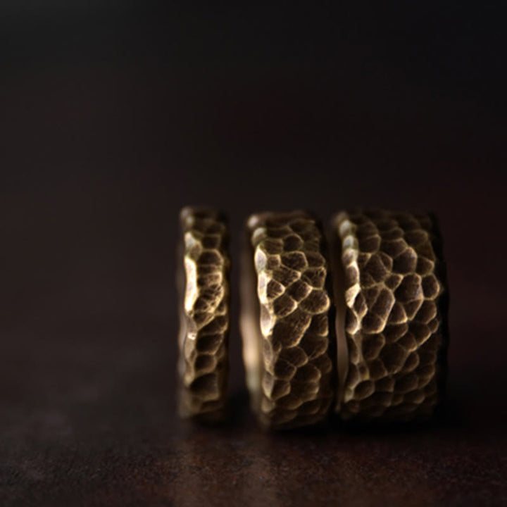 Anello portafortuna in ottone e rame con motivo a rilievo tibetano