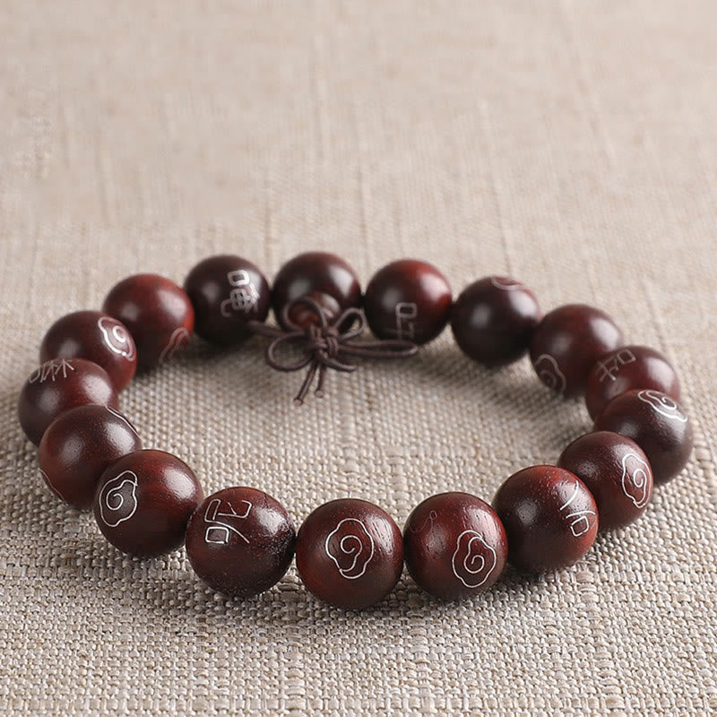 Braccialetto di protezione con piccole foglie di sandalo rosso intarsiate in argento sterling 925 Buddha Stones carattere Om Mani Padme Hum e nuvole di buon auspicio