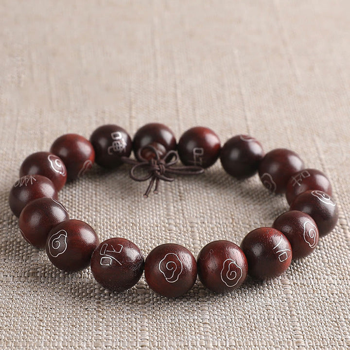 Braccialetto di protezione con piccole foglie di sandalo rosso intarsiate in argento sterling 925 Buddha Stones carattere Om Mani Padme Hum e nuvole di buon auspicio