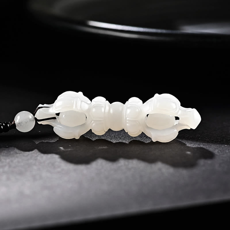 Collana con ciondolo di successo inciso Dorje Vajra in giada ciano naturale tibetana e giada bianca
