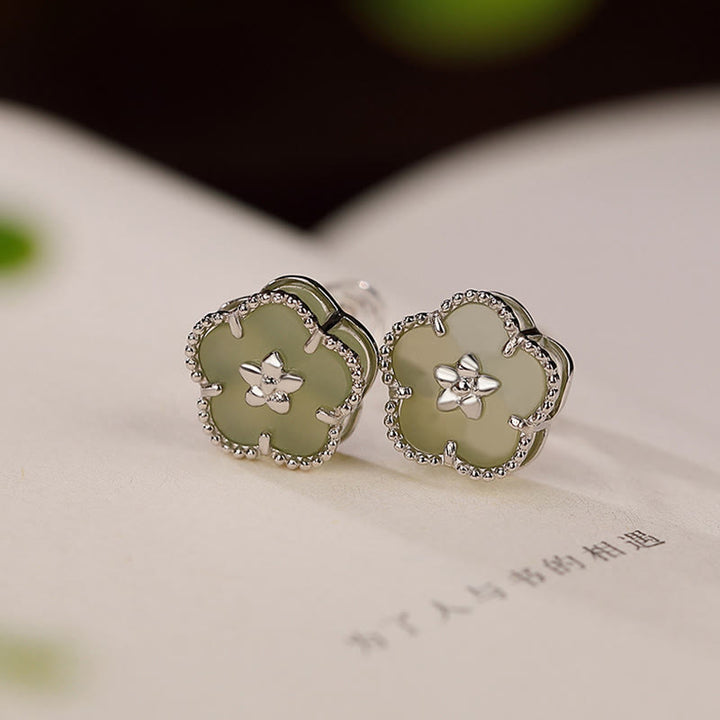 Orecchini a bottone con fiore di prugna in giada Hetian in argento sterling 925 Buddha Stones