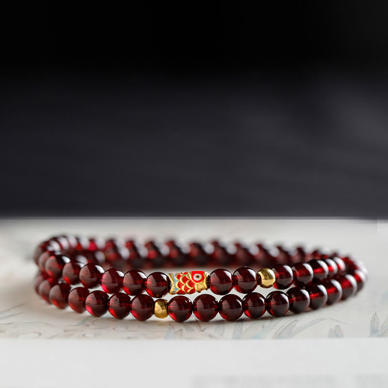 Braccialetto di protezione in granato naturale con pesce koi in oro 999 Buddha Stones