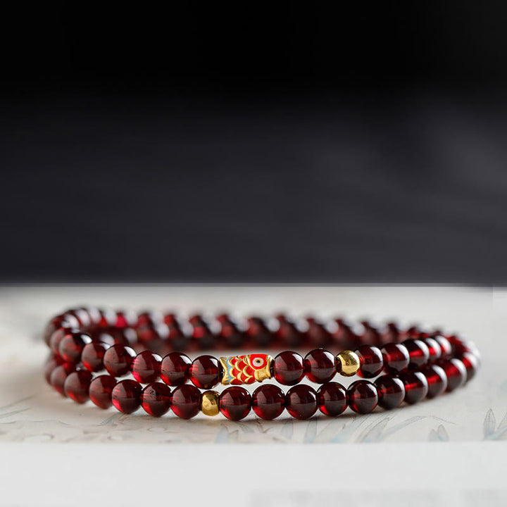 Braccialetto di protezione in granato naturale con pesce koi in oro 999 Buddha Stones