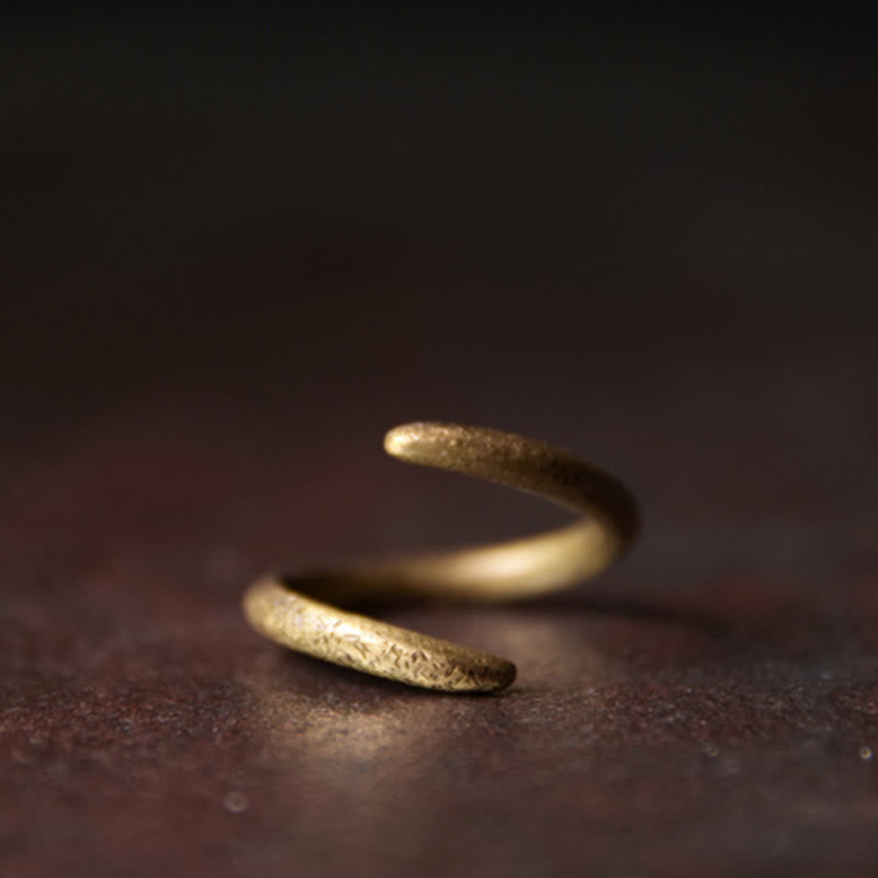Anello regolabile con design semplice in rame Buddha Stones e portafortuna