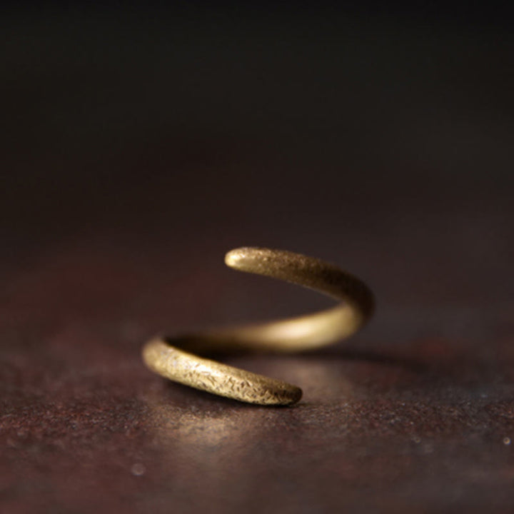 Anello regolabile con design semplice in rame Buddha Stones e portafortuna