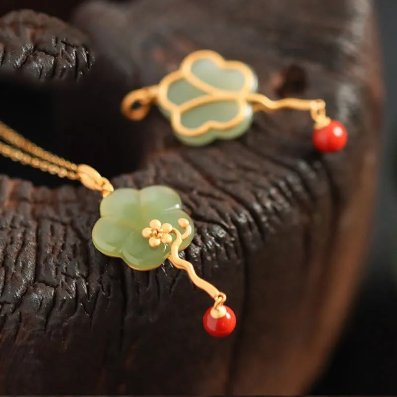 Collana con ciondolo della prosperità in agata rossa e giada con fiore di prugna d'epoca