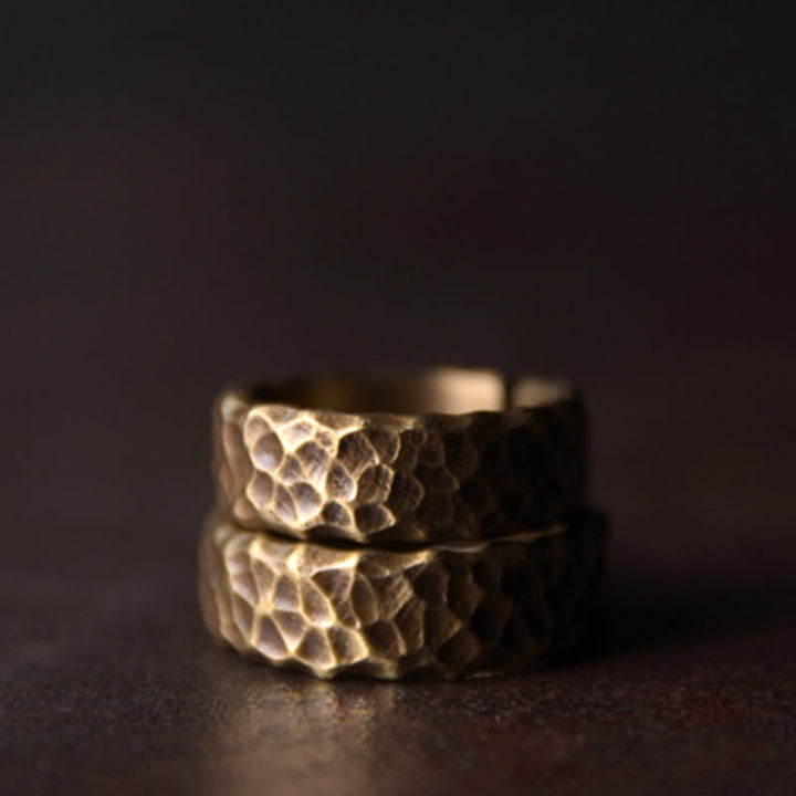Anello portafortuna in ottone e rame con motivo a rilievo tibetano