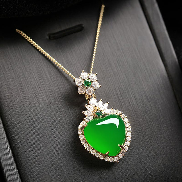 Collana con ciondolo a forma di cuore con design di amore e forza, in calcedonio verde , Buddha Stones