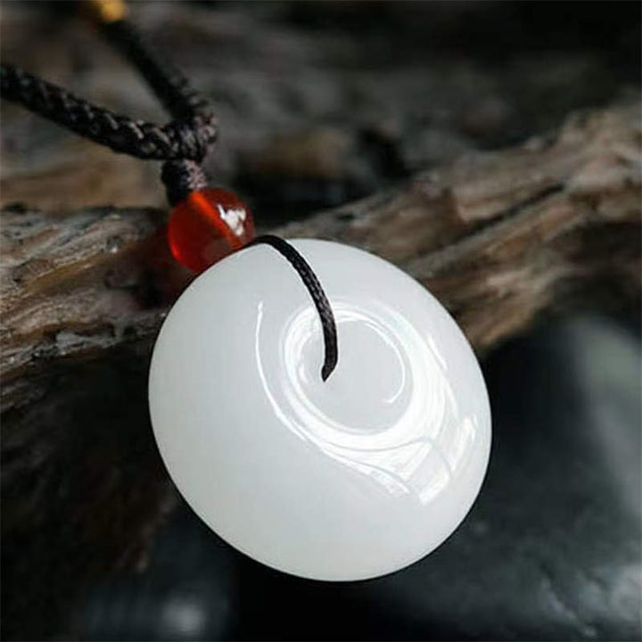 Collana con ciondolo con fibbia della pace in giada bianca Hetian con Buddha Stones rotonde e benedizione