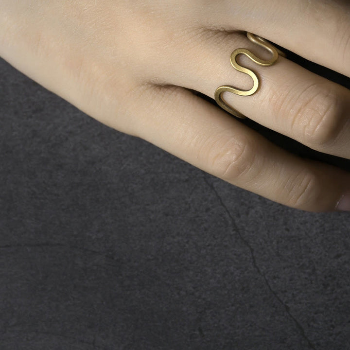 Anello regolabile in rame con design curvo in ottone semplice Buddha Stones, fortuna e ricchezza