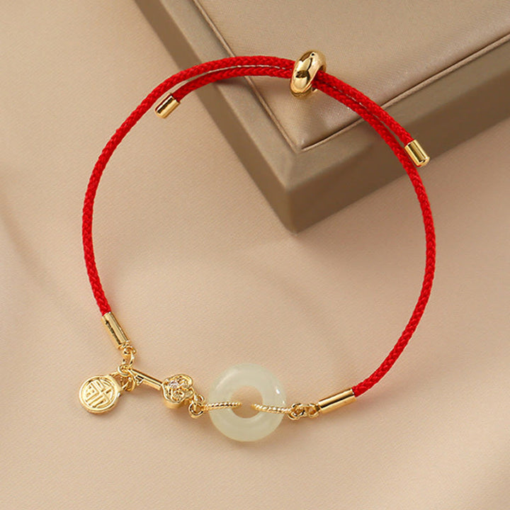 Braccialetto in corda rossa con fibbia della pace in giada Hetian placcato oro 18K con carattere Fu e Buddha Stones