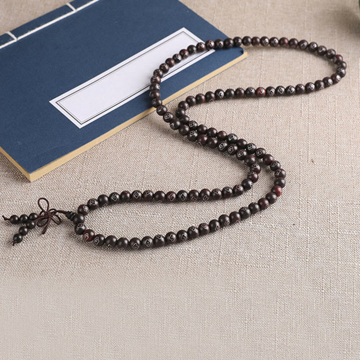 Braccialetto di protezione con piccole foglie di sandalo rosso intarsiate in argento sterling 925 Buddha Stones carattere Om Mani Padme Hum e nuvole di buon auspicio