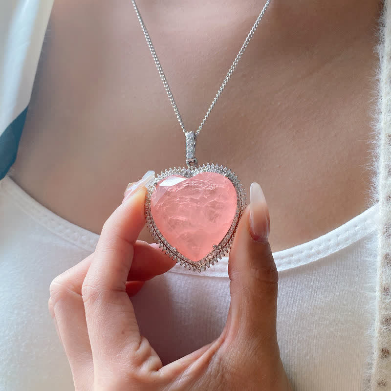 Collana con ciondolo a forma di cuore con cristalli di quarzo rosa e Buddha Stones
