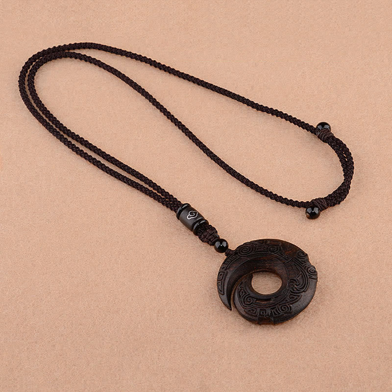 Buddha Stones Piccola foglia Sandalo rosso Legno di ebano La fortuna di una persona migliora Design Modello Protezione Collana Pendente