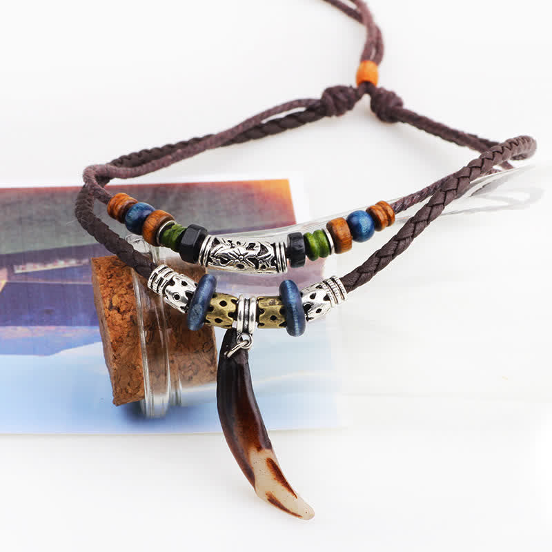 Collana con ciondolo etnica con motivo a denti di lupo e perline, simbolo della ricchezza