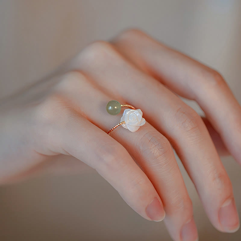Anello di benedizione con perline di giada e fiore di rosa in pietra tridacna placcata in oro 14K Buddha Stones
