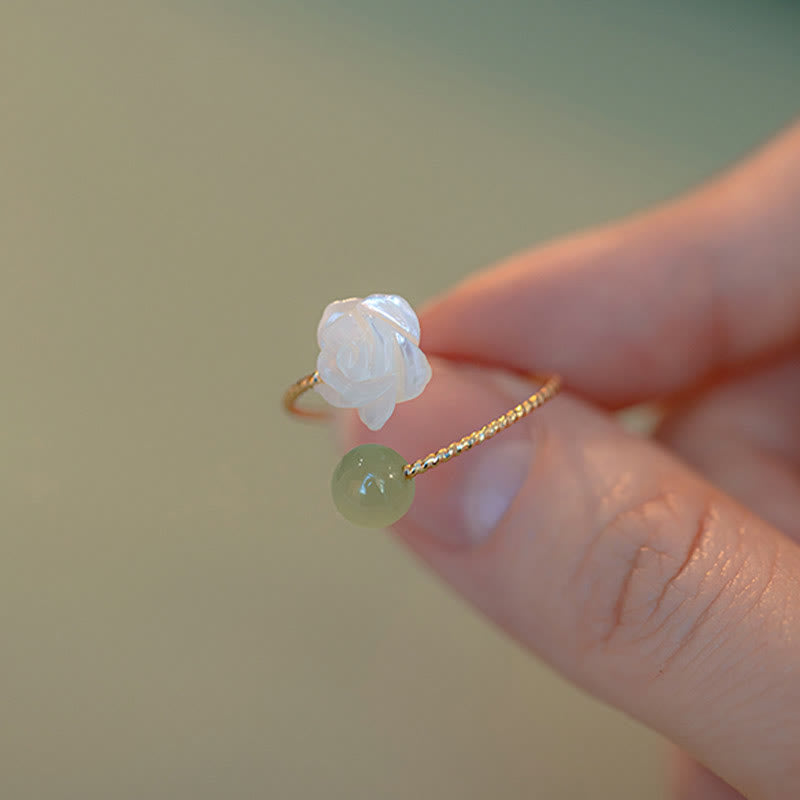 Anello di benedizione con perline di giada e fiore di rosa in pietra tridacna placcata in oro 14K Buddha Stones