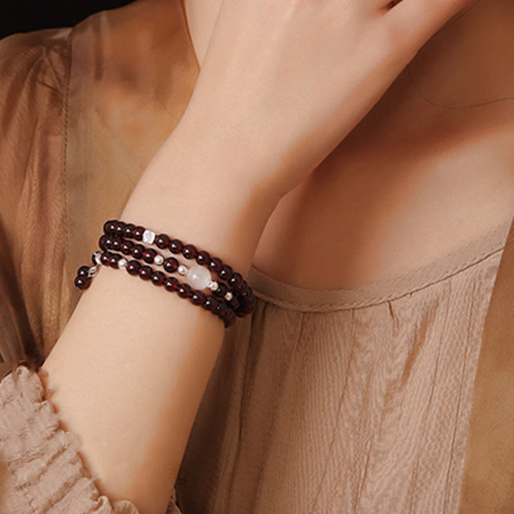 Braccialetto triplo giro Buddha Stones in argento sterling 925 con granato naturale e protezione per gli occhi di gatto