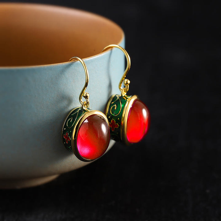 Orecchini pendenti rotondi con gancio in corindone rosso Buddha Stones Confidence