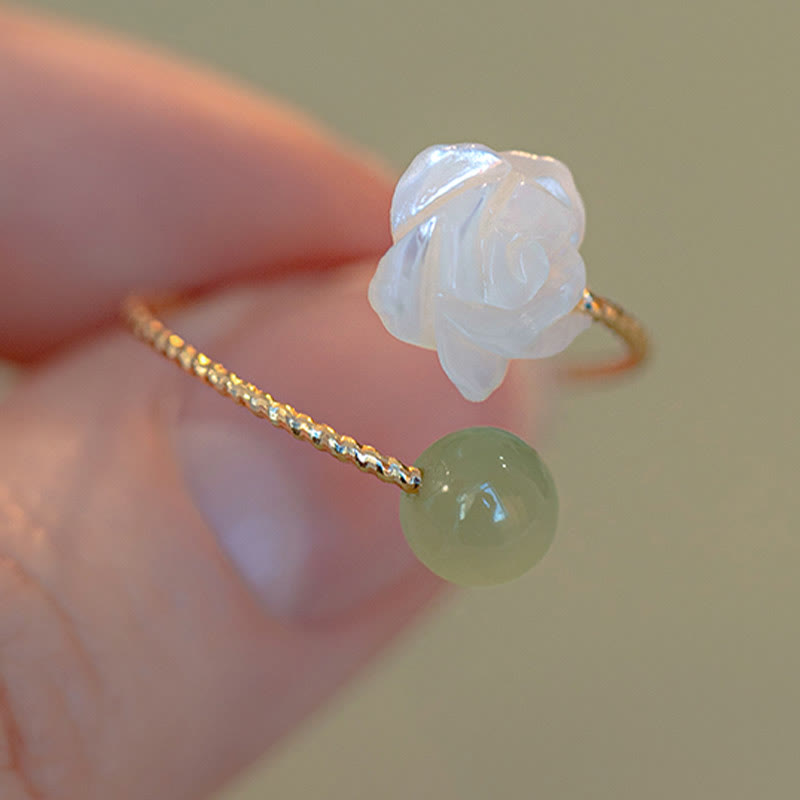 Anello di benedizione con perline di giada e fiore di rosa in pietra tridacna placcata in oro 14K Buddha Stones