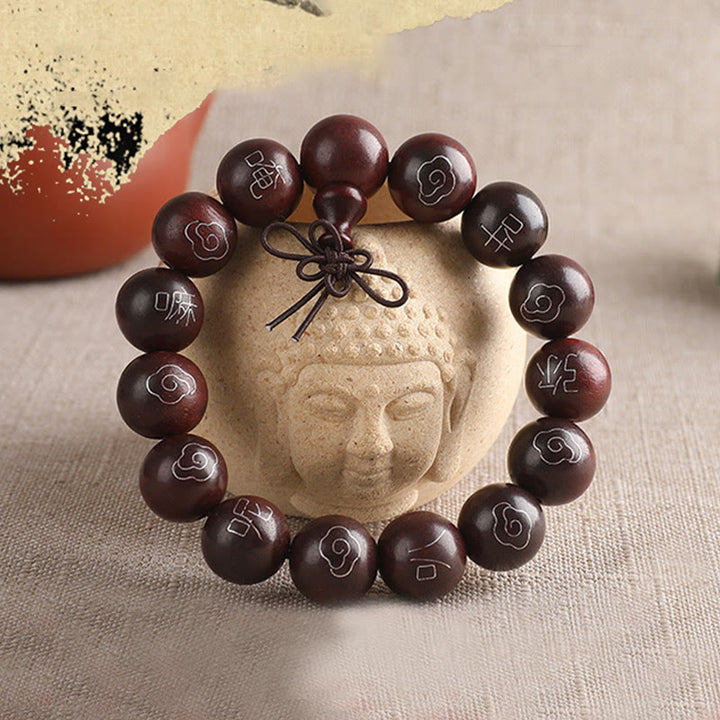 Braccialetto di protezione con piccole foglie di sandalo rosso intarsiate in argento sterling 925 Buddha Stones carattere Om Mani Padme Hum e nuvole di buon auspicio