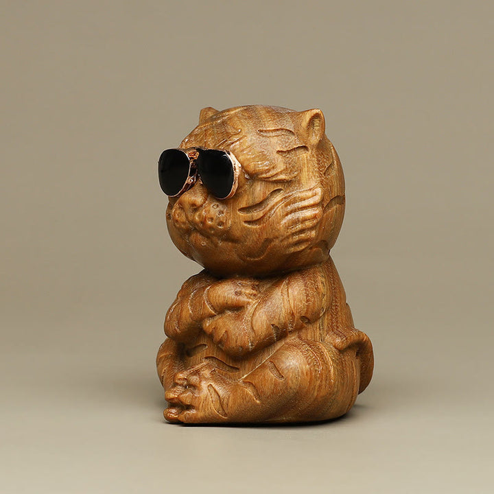 Buddha Stones Piccole Tigre di Sandalo Verde Inciso Decorazioni per Scrivania Positive