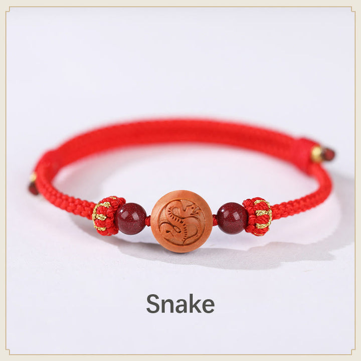 Braccialetto della ricchezza in cinabro intagliato con carattere dello zodiaco cinese Fu in legno di pesca naturale Buddha Stones