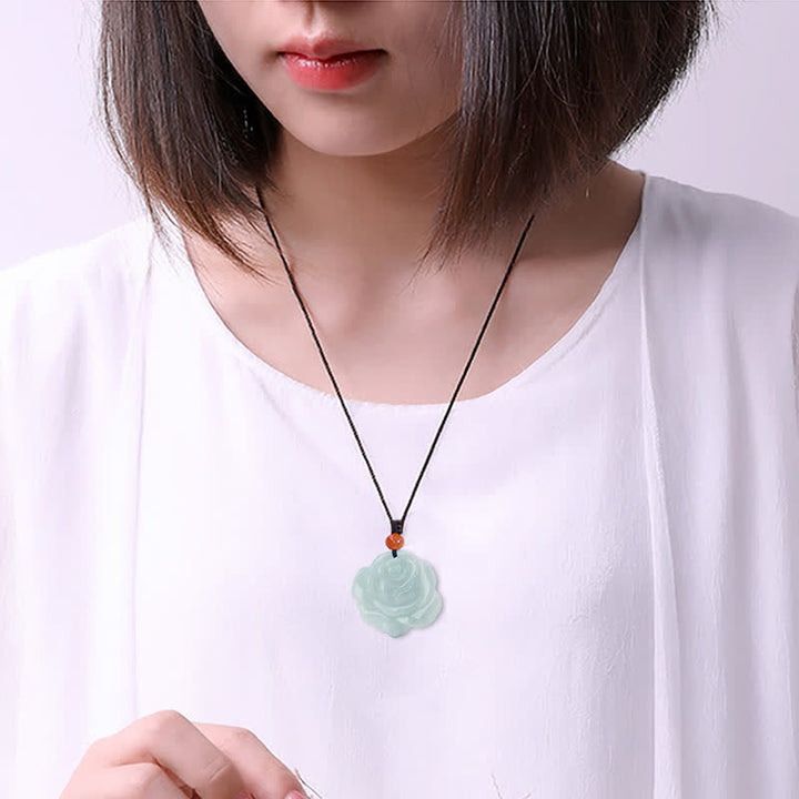 Collana con ciondolo a corda con motivo a loto in Buddha Stones, abbondanza e prosperità