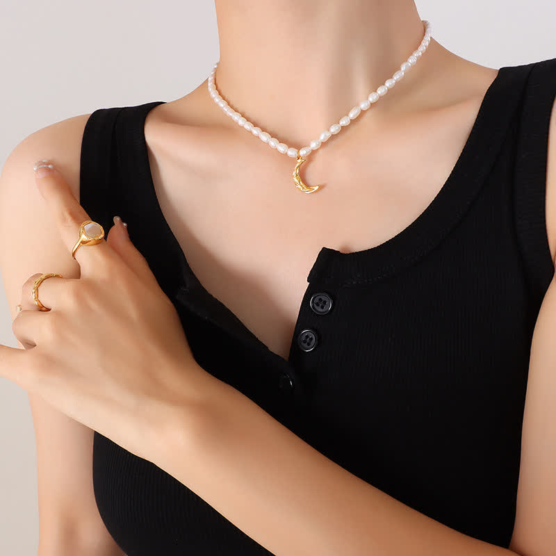 Collana con ciondolo a forma di mezzaluna in perle e luna calma