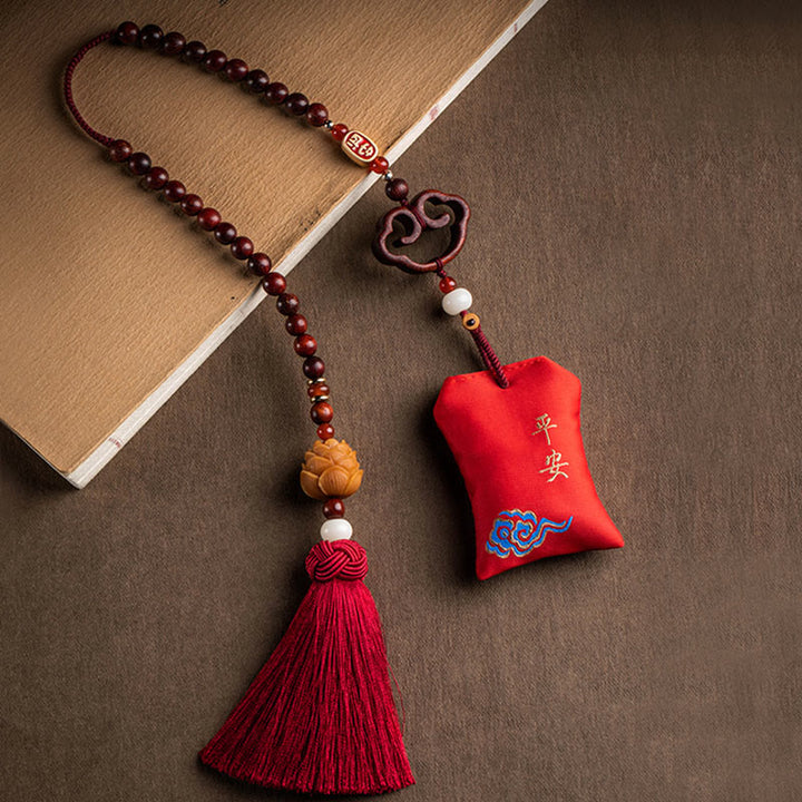 Buddha Stones tibetane piccole foglie di sandalo rosso loto cinabro bustina protezione nappa auto decorazione appesa