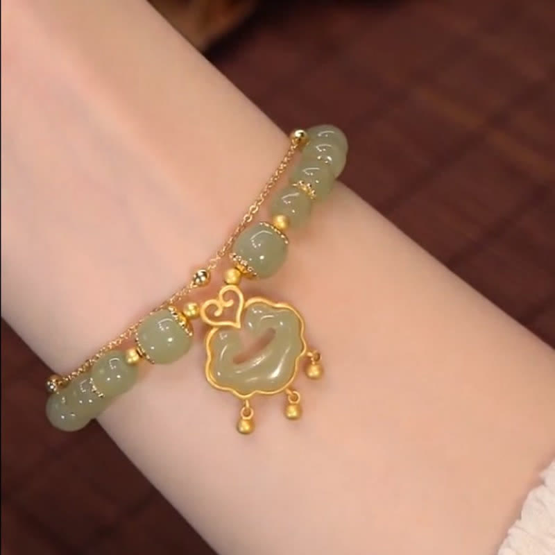 Bracciale a catena con campanella a forma di lucchetto dei desideri in giada naturale di Hetian placcata in oro 14K