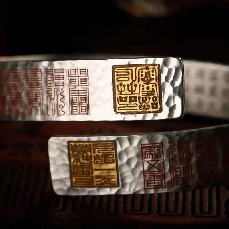 Bracciale rigido con polsino in rame con lettere e bilanciamento curativo