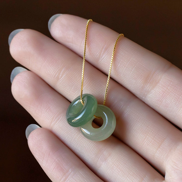Collana Buddha Stones in giada rotonda naturale con fibbia della pace, fortuna e abbondanza