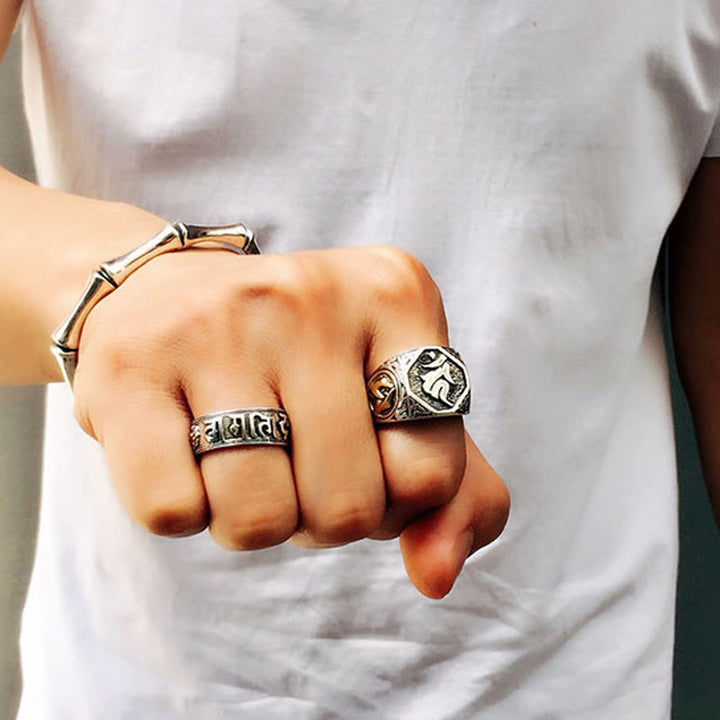 Anello regolabile con protezione intagliata in argento sterling 925 con design sanscrito Buddha Stones