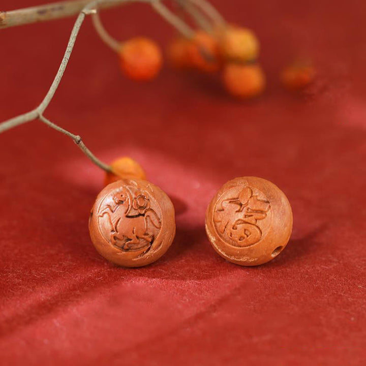 Braccialetto della ricchezza in cinabro intagliato con carattere dello zodiaco cinese Fu in legno di pesca naturale Buddha Stones