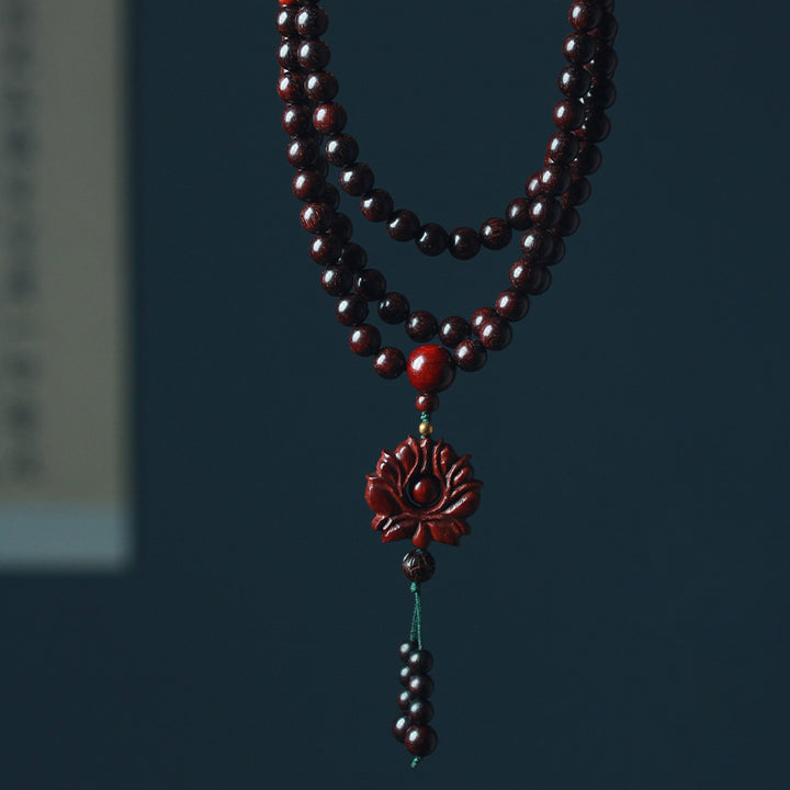 Braccialetto di equilibrio Mala di loto in legno di sandalo rosso con piccole foglie tibetane Buddha Stones