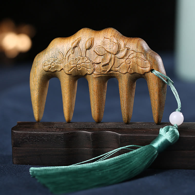 Pettine con nappa lenitiva inciso con fiori di prugna, fiori di loto e pesce koi in legno di sandalo verde