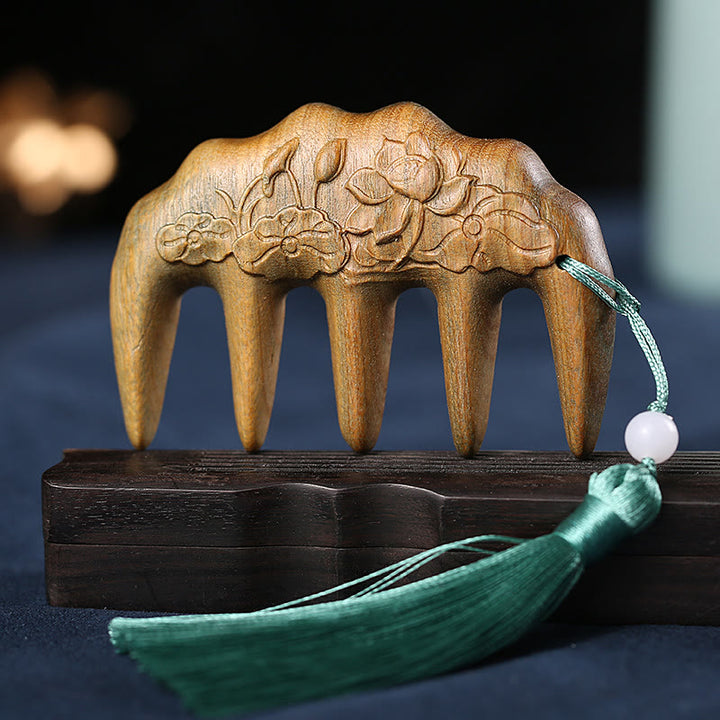 Pettine con nappa lenitiva inciso con fiori di prugna, fiori di loto e pesce koi in legno di sandalo verde